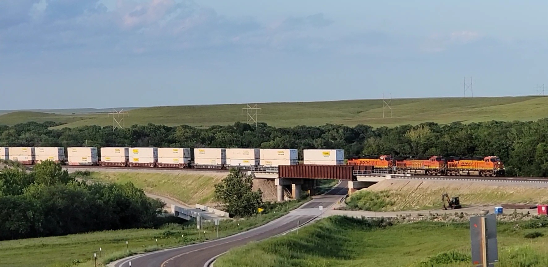 BNSF locomotives haul J.B. Hunt containers. Photo courtesy of Shawn Teichman. BNSF locomotives haul J.B. Hunt containers. Photo courtesy of Shawn Teichman.